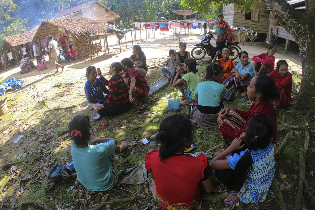 Gawai yang merupakan upacara pernikahan secara adat masyarakat Suku Talang Mamak di tengah pandemi covid-19 tersebut dilakukan secara hati-hati dengan menerapkan pembatasan dan pengetatan pemeriksaan untuk para tamu, khususnya tamu dari luar kawasan.