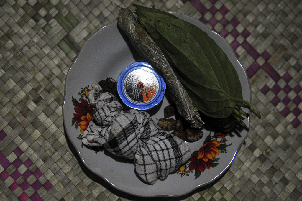 Sepiring 'rukun yang lima' yang terdiri dari sirih, pinang, gambir, kapur, dan tembakau menjadi perantara wajib dalam setiap tahapan gawai masyarakat adat Suku Talang Mamak. Dimulai dari pemberitahuan ke Pemerintah Desa sampai perundingan di tingkat waris kedua pengantin, 'cemilan adat' itu selalu dibawa sebagai 'syarat berunding'. 