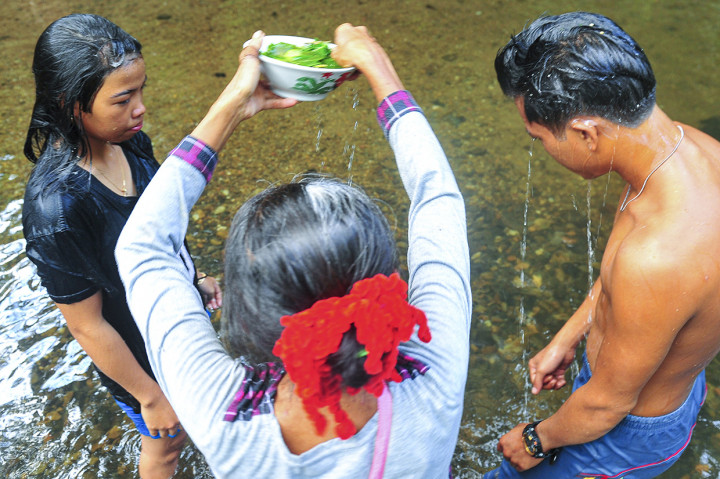 Dalam tradisi Suku Talang Mamak Dusun Bengayauan, gawai diawali dengan pemberitahuan oleh 'mangku' ke pemegang kekuasaan tertinggi di tingkat Desa. Setelahnya, barulah tahapan gawai bisa dilaksanakan yang dimulai dengan tradisi 'mandi limau' yang dipandu waris perempuan dari pengantin perempuan. Mandi limau mengandung makna pembersihan diri dan tanda kepatuhan pada ritual dan hukum adat sebagai pengantin. 
