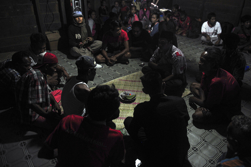 Setelah itu, secara maraton tahapan gawai berikutnya adalah berunding yang melibatkan waris pengantin laki-laki, waris pengantin perempuan, pihak RT, dusun, dan 'pegawai'. Pegawai sendiri merupakan pemuka adat yang memiliki kewenangan mengesahkan pernikahan pada masyakat adat Suku Talang Mamak.