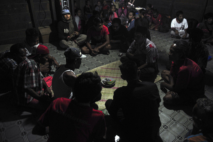 Setelah itu, secara maraton tahapan gawai berikutnya adalah berunding yang melibatkan waris pengantin laki-laki, waris pengantin perempuan, pihak RT, dusun, dan 'pegawai'. Pegawai sendiri merupakan pemuka adat yang memiliki kewenangan mengesahkan pernikahan pada masyakat adat Suku Talang Mamak.