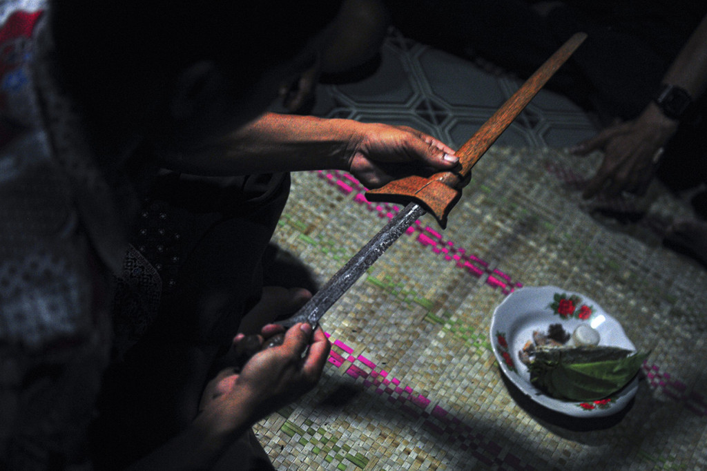 Dalam tahapan berunding, selain menyampaikan maksud dan tujuan sambil saling menyerahkan rukun yang lima, cincin dan sapu tangan, waris pengantin laki-laki juga menyerahkan pusaka (umumnya keris) sebagai syarat penting perlengkapan adat saat meminang perempuan. Pusaka itulah yang nantinya juga menjadi tanda dan puncak pengesahan nikah oleh pegawai yang disaksikan kedua waris pengantin, pemuka adat, pemimpin pemerintahan di tingkat dusun dan para tamu.