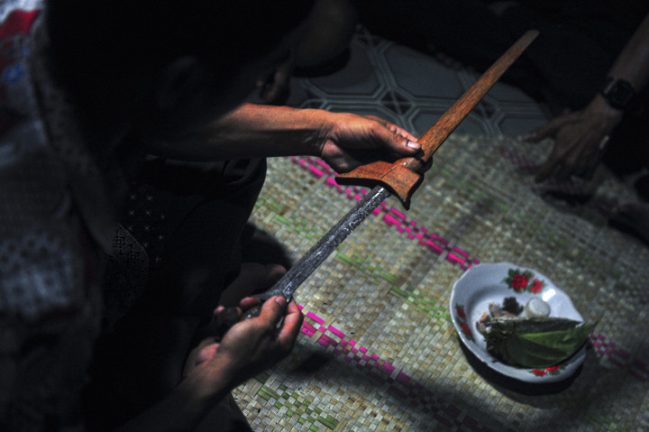 Dalam tahapan berunding, selain menyampaikan maksud dan tujuan sambil saling menyerahkan rukun yang lima, cincin dan sapu tangan, waris pengantin laki-laki juga menyerahkan pusaka (umumnya keris) sebagai syarat penting perlengkapan adat saat meminang perempuan. Pusaka itulah yang nantinya juga menjadi tanda dan puncak pengesahan nikah oleh pegawai yang disaksikan kedua waris pengantin, pemuka adat, pemimpin pemerintahan di tingkat dusun dan para tamu.