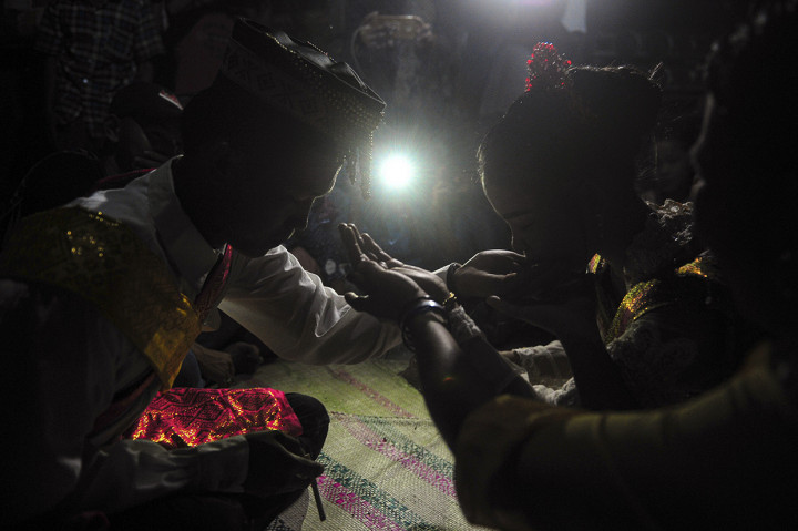 Meski begitu, pengesahan nikah oleh pegawai secara adat di sejumlah tempat pada masyarakat adat Suku Talang Mamak di Kabupaten Indragiri Hulu belum serta merta menjadi sah di mata negara. Kedua pengantin Suku Talang Mamak tersebut mesti melakukan 'pernikahan kedua' di hadapan pemuka agama setempat guna mendapatkan legalitas. Bahkan, tak sedikit dari mereka terpaksa menikah ulang di luar perkampungan tempat tinggalnya.