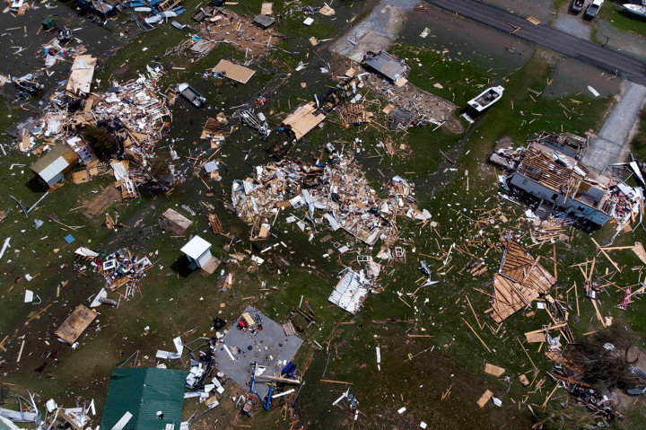 Sedikitnya enam orang tewas setelah Badai Laura melanda Louisiana, Amerika Serikat. Kemungkinan jumlah korban bertambah saat para tim pencari masih berusaha mengevakuasi para korban di antara reruntuhan.
