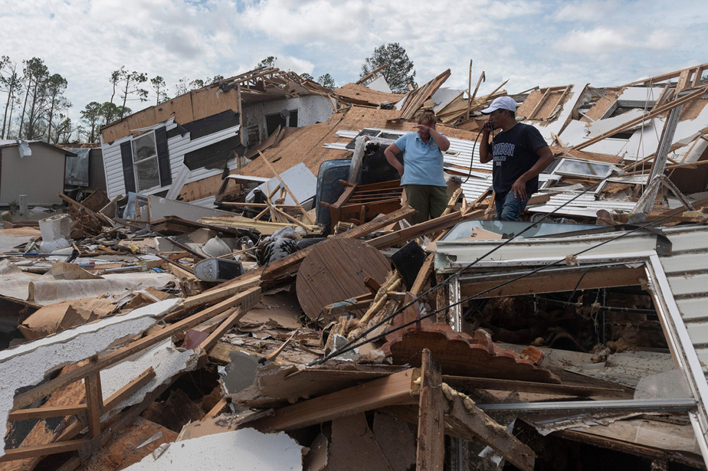 Departemen kesehatan Louisiana melaporkan ada enam kematian akibat bencana alam tersebut. Menurut Gubernur Louisiana John Bel Edwards, empat korban di antaranya terkait dengan pohon yang tumbang.