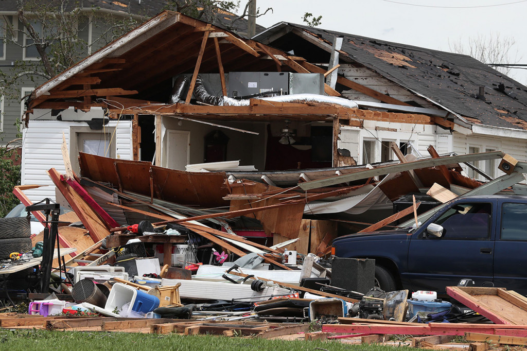 Dari dua kematian lainnya, otoritas kesehatan mengatakan, seorang pria meninggal karena keracunan karbon monoksida dari generator di rumahnya dan seorang pria lainnya tenggelam ketika kapal yang dia tumpangi tenggelam disapu badai.