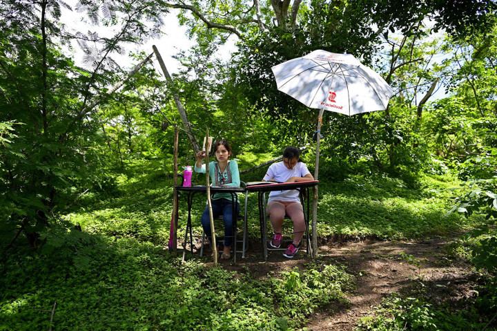 Ribuan warga El Salvador yang tinggal di daerah pedesaan menghadapi kondisi yang sama sejak Maret, ketika pihak berwenang menutup sekolah dan perguruan tinggi untuk menghentikan penyebaran virus korona baru (covid-19).