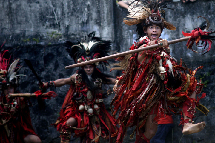 Tarian ini diiringi suara tambur dan/atau gong kecil. Alat musik pukul seperti gong, tambur, atau kolintang disebut 'Pa ‘Wasalen' dan para penarinya disebut Kawasaran, yang berarti menari dengan meniru gerakan dua ayam jantan yang sedang bertarung, hampir mirip dengan Tarian Cakalele dari Maluku.