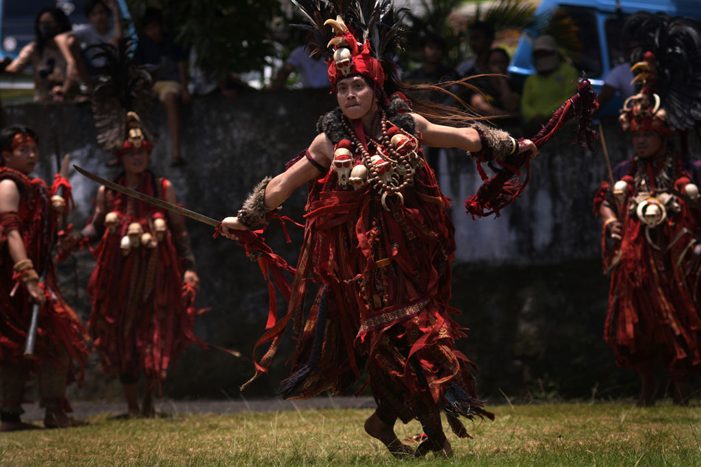 Sejumlah pria memeragakan tarian perang Kabasaran khas Minahasa di Manado, Sulawesi Utara, Jumat, 28 Agustus 2020.