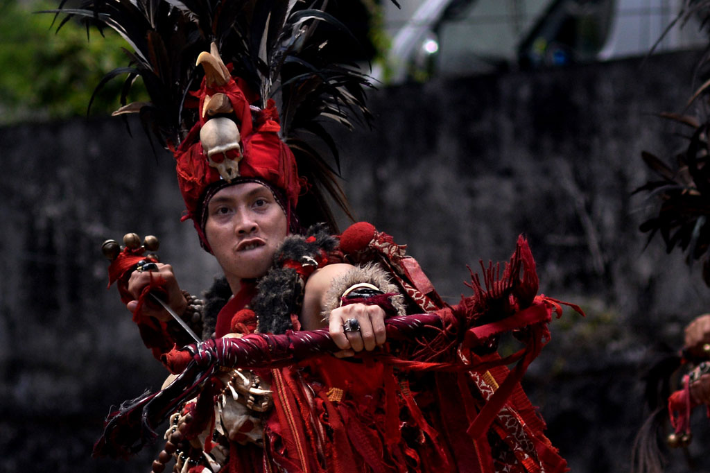Tarian ini diiringi suara tambur dan/atau gong kecil. Alat musik pukul seperti gong, tambur, atau kolintang disebut 'Pa ‘Wasalen' dan para penarinya disebut Kawasaran, yang berarti menari dengan meniru gerakan dua ayam jantan yang sedang bertarung, hampir mirip dengan Tarian Cakalele dari Maluku.