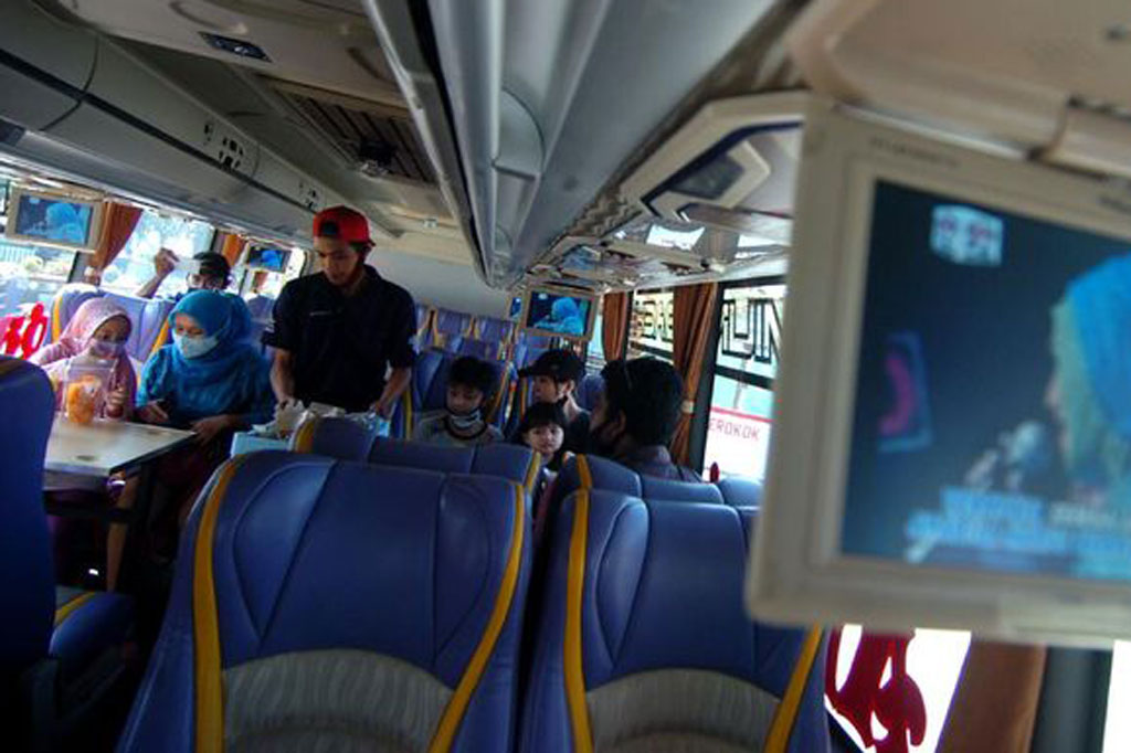 Akibat dampak pandemi covid-19, PO Hermanto memodifikasi bus wisata miliknya menjadi wisata bus angkringan dengan harga tiket Rp25 ribu per orang, dengan menawarkan rute berkeliling kota selama 90 menit dan dapat menikmati hidangan berbagai menu dengan harga terjangkau.