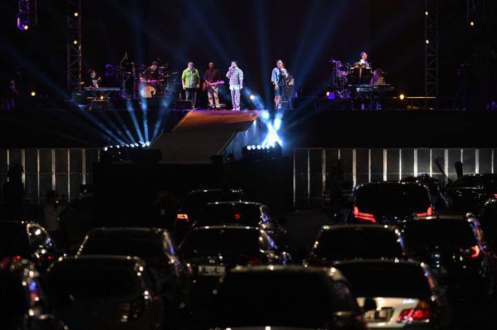 Kelompok musik Kahitna tampil dalam konser New Live Experience 2020 di Parkir Barat JIExpo Kemayoran, Jakarta. Konser malam ini menjadi momentum istimewa 34 tahun perjalanan cinta Kahitna di belantika musik Indonesia. 