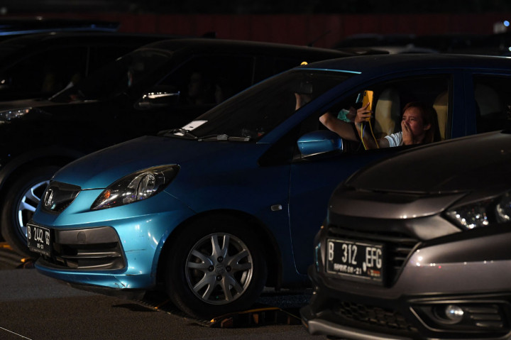 Penonton mengabadikan penampilan Kahitna dalam konser New Live Experience 2020 di Parkir Barat JIExpo Kemayoran, Jakarta.
