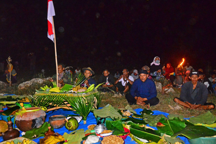 Warga berdoa bersama saat tradisi Lamporan di Desa Kedumulyo, Sukolilo, Pati, Jawa Tengah.