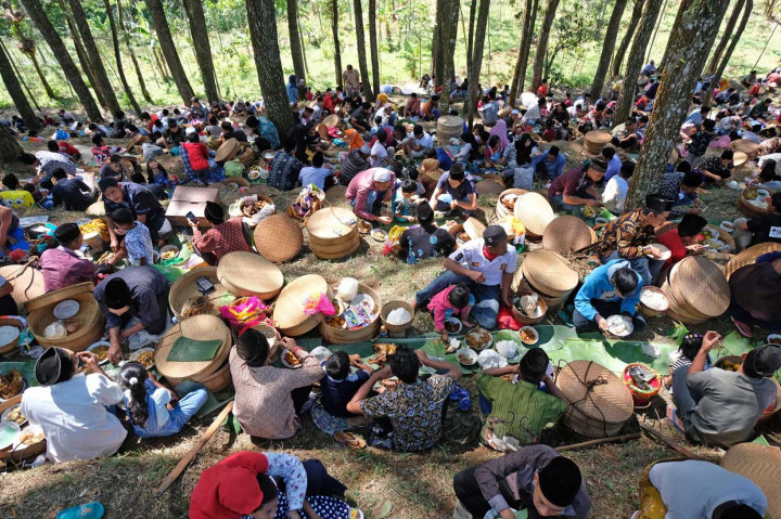 Tradisi Nyadran setiap tanggal 10 Muharram oleh masyarakat petani kopi tersebut bertujuan untuk mengirim doa kepada arwah leluhur sekaligus ungkapan rasa syukur dan permohonan doa kepada Tuhan YME agar panen kopi tahun ini mendapat hasil yang memuaskan. 