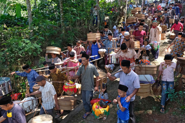 Sejumlah warga membawa Tenong berisi berbagai jenis makanan dan nasi Tumpeng saat tradisi Nyadran Kyai Kramat di kawasan hutan Pinus Desa Tlogopucang, Kandangan, Temanggung, Jawa Tengah.