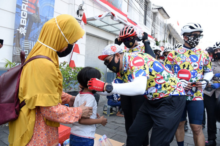 Menyambut Hari Ulang Tahun ke-72 Polwan, Polwan Korlantas Polri mengajak masyarakat untuk menerapkan protokol kesehatan di masa adaptasi kebiasaan baru.

 Mereka melakukan sosialisasi dengan melakukan Gowes dari Korlantas Polri ke kawasan wisata Kota Tua, Jakarta. Minggu, 30 Agustus 2020.