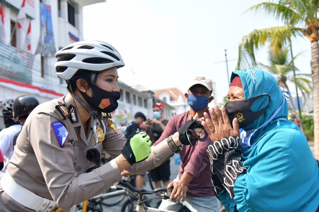Rombongan melakukan kegiatan gowes menyusuri jalan Simpang Pancoran, Simpang Semanggi, Bundaran HI, Jl. Harmoni, dan sampai ke kawasan Kota Tua, Jakarta, sambil membagikan masker dan sabun cuci tangan kepada warga di kawasan tersebut.
