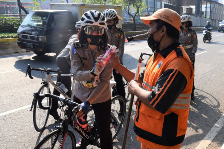 Ny Sintha Istiono mengucapkan terimakasih terhadap dedikasi yang sudah diberikan oleh seluruh polwan se-Indonesia dan berharap pada HUT ke-72 Polwan ini, para polwan lebih profesional, modern, dan terpercaya dalam menjalankan tugasnya.

 