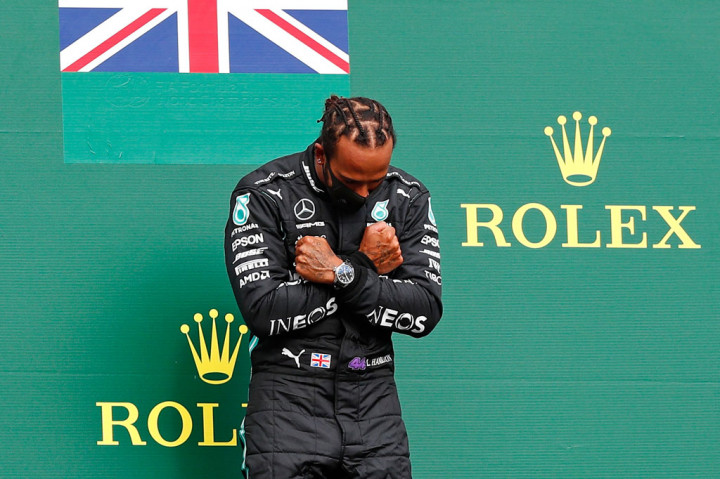 Pembalap Mercedes Lewis Hamilton memberi hormat kepada mendiang aktor AS Chadwick Boseman dengan menunjukkan gestur salam Wakanda usai berhasil meraih gelar juara Formula 1 2020 Grand Prix Belgia, di Sirkuit Spa-Francorchamps,  Minggu, 29 Agustus 2020 malam WIB. Hamilton juara dengan catatan waktu 1 jam 24 menit 8,761 detik.