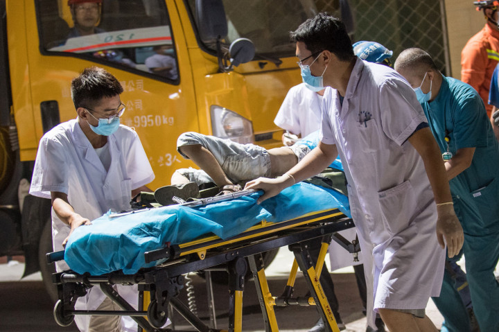 Menurut kantor berita Xinhua, setidaknya 57 orang telah diselamatkan dari reruntuhan bangunan. 