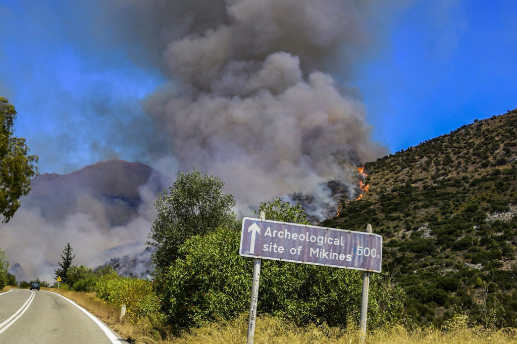 Kebakaran hutan telah terjadi di dekat reruntuhan situs Zaman Perunggu Mycenae di Yunani, Minggu, 30 Agustus 2020, waktu setempat.