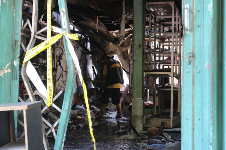 Personel Tim Laboratorium Forensik (Labfor) Polda Jawa Timur melakukan olah TKP di toko elektronik yang terbakar di Jalan Kranggan, Surabaya, Jawa Timur.