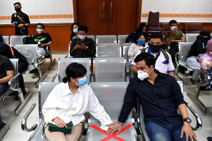 Tak sendiri, Vanessa datang ke pengadilan didampingi oleh sang suami, Bibi Ardiansyah, dan ayahnya, Doddy Sudrajat. Ia juga mengajak anaknya, Gala Sky Andriansyah, yang baru berusia satu bulan.