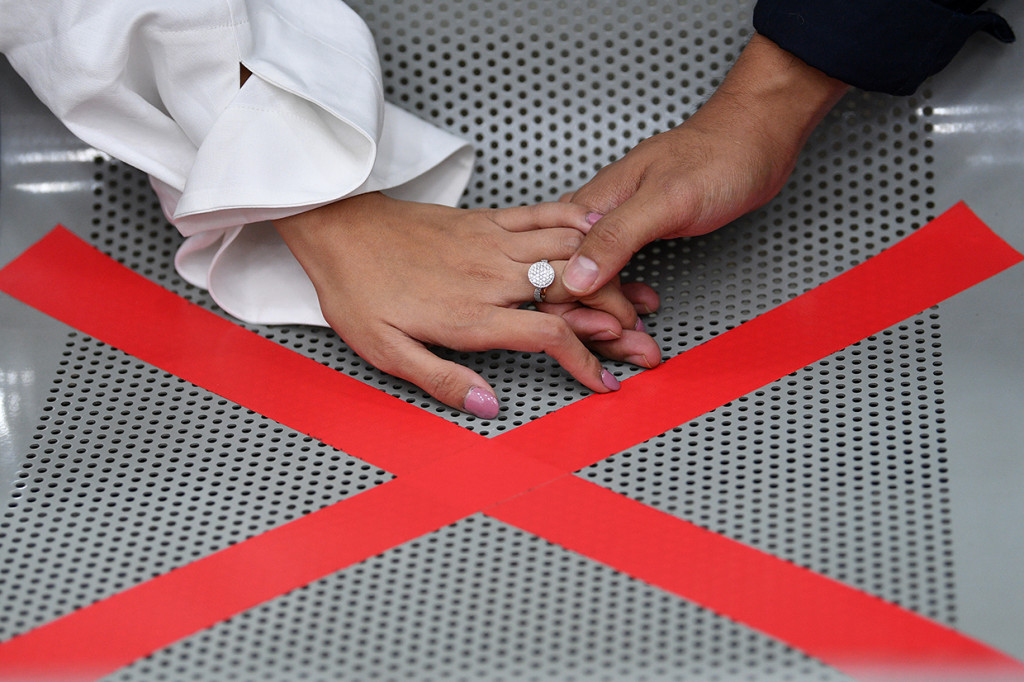 Terdakwa kasus kepemilikan narkoba Vanesza Adzania (kiri) alias Vanessa Angel berpegangan tangan dengan suaminya Bibi Ardiansyah saat menunggu dimulainya sidang perdana di Pengadilan Negeri Jakarta Barat, Jakarta.