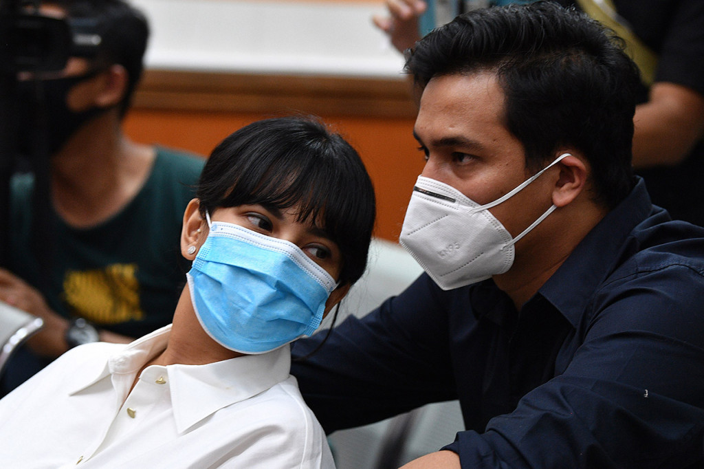Terdakwa kasus kepemilikan narkoba Vanesza Adzania (kiri) alias Vanessa Angel berbincang dengan suaminya Bibi Ardiansyah (kanan) saat menunggu dimulainya sidang perdana di Pengadilan Negeri Jakarta Barat, Jakarta.
