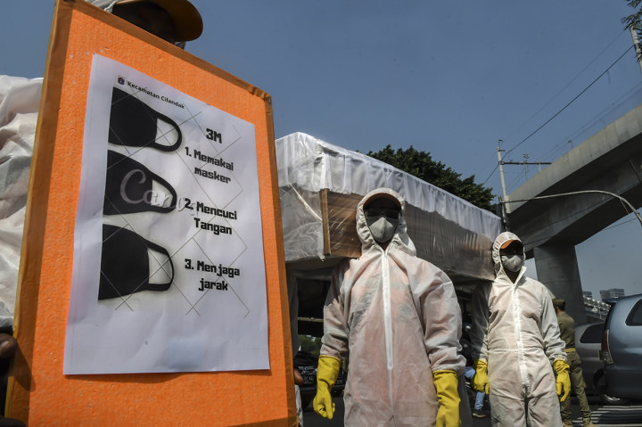 Dalam kampanye tersebut petugas mengimbau sekaligus mengajak masyarakat baik pengguna jalan maupun warga untuk selalu melakukan gerakan 3M yaitu Menggunakan Masker, Mencuci Tangan dan Menjaga Jarak. 