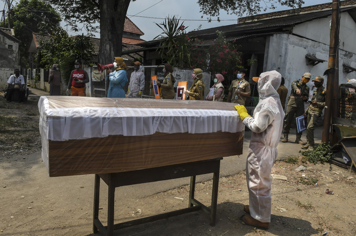 Petugas Puskesmas Kecamatan Cilandak melakukan sosialisasi saat melakukan kampanye bahaya Covid-19 di Jakarta.