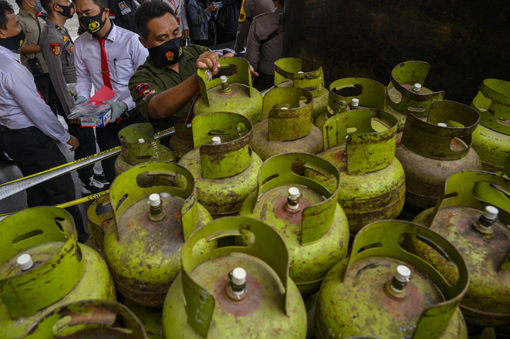 Petugas menata ratusan barang bukti tabung elpiji tiga kilogram bersubsidi pada pengungkapan kasus perdagangan ilegal, di Mapolres Sigi, Sulawesi Tengah.