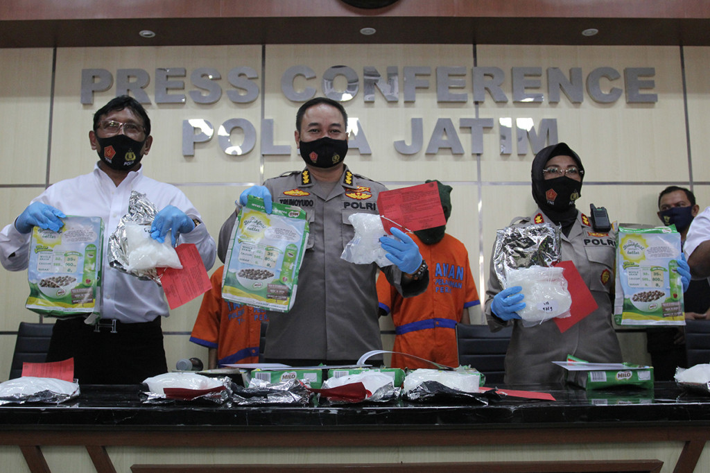 Polres Pelabuhan Tanjung Perak Surabaya bersama Bea Cukai menangkap dua tersangka berinisial L F serta H B atas kasus dugaan mengedarkan narkotika jenis sabu dan mengamankan barang bukti sabu dengan berat total 6,5 kilogram yang dikemas dalam susu bubuk kemasan.