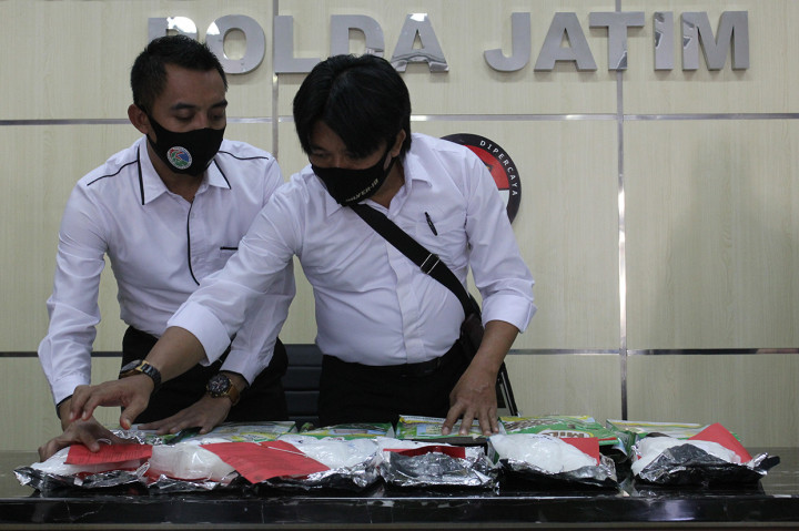 Polisi menunjukkan barang bukti saat ungkap kasus peredaran narkotika di Polda Jawa Timur, Surabaya, Jawa Timur.