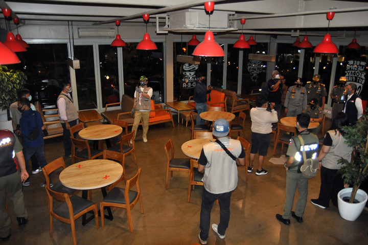 Petugas Satpol PP memberikan sosialisasi pembatasan jam malam kepada pedagang di Margonda, Depok, Jawa Barat, Senin, 31 Agustus 2020. ANTARA FOTO/Asprilla Dwi Adha