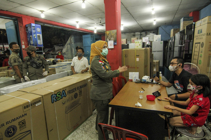Anggota Satpol PP Kota Bogor melakukan sidak pembatasan jam operasional restoran di Jalan KH Sholeh Iskandar, Kota Bogor, Jawa Barat, Senin, 31 Agustus 2020. Pemberlakuan jam malam tersebut dalam upaya memutus mata rantai penyebaran covid-19 di wilayah zona merah Kota Bogor. ANTARA FOTO/Arif Firmansyah