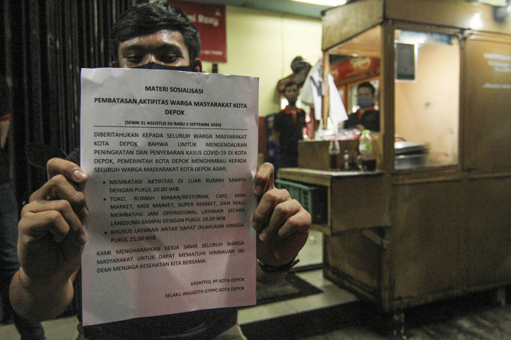 Sementara itu, jam malam juga diberlakukan di Kota Bogor. Bagi warga yang membandel melanggar jam malam, akan dikenai denda mulai Rp500 ribu hingga Rp5 juta rupiah bagi rumah makan, restoran, maupun kafe yang melanggar pembatasan jam operasional melebihi batas waktu pukul 18.00 WIB di masa Pembatasan Sosial Berskala Mikro dan Komunitas (PSBMK). ANTARA FOTO/Arif Firmansyah