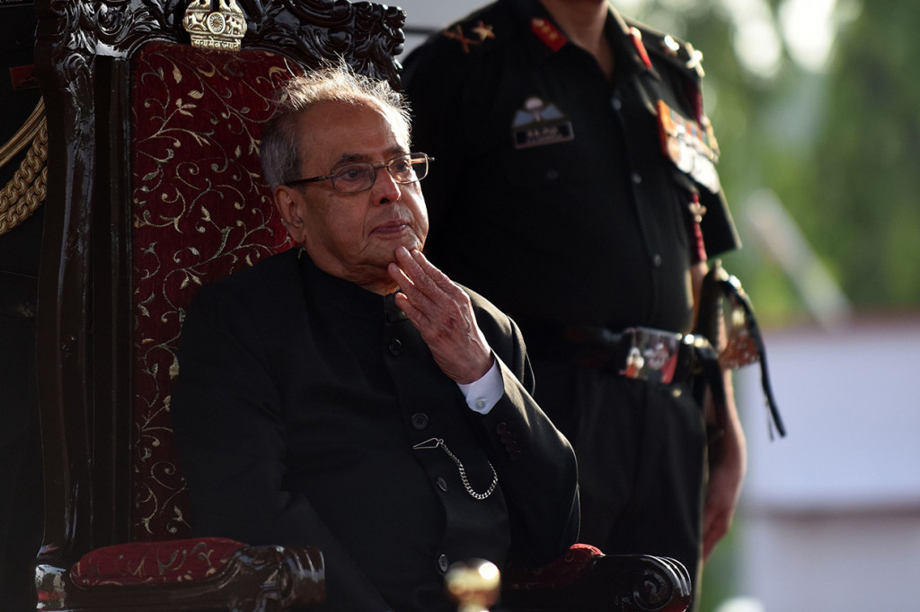 Mukherjee adalah politisi veteran yang menjabat sebagai menteri luar negeri dan keuangan pada pemerintahan sebelumnya yang dipimpin oleh partai Kongres, yang sekarang menjadi oposisi.