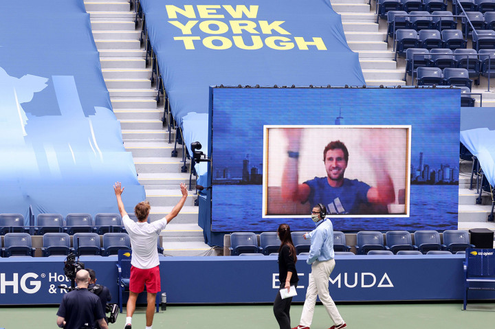 Petenis Jerman Alexander Zverev meluapka kegembiraannya bersama saudaranya Mischa Zverev lewat jumbotron usai memenangkan pertandingan putaran pertama US Open, di Queens borough, New York City, Senin, 31 Agustus 2020 waktu setempat.