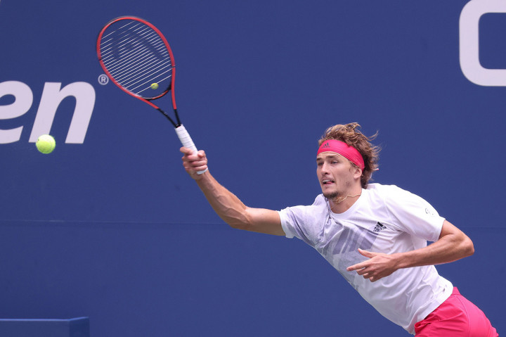 Zverev yang unggulan kelima dan kalah dari Andy Murray pada pertandingan pertamanya setelah covid-19 dalam turnamen Western and Southern Open pekan lalu, menuntaskan set pertama dengan satu tiebreak.