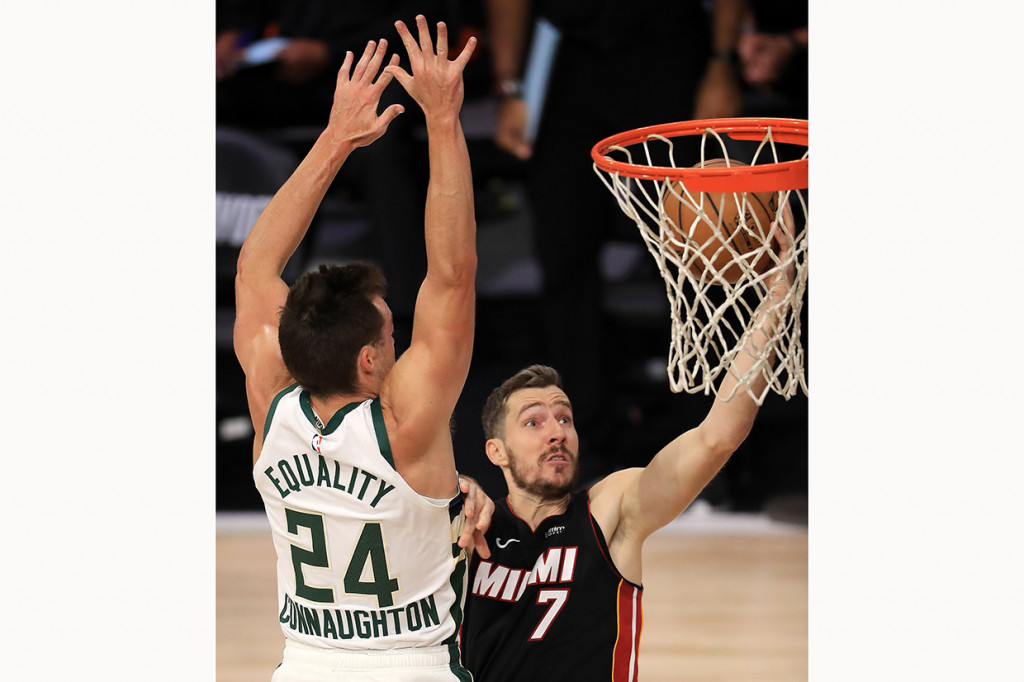 Goran Dragic menambahkan 27 poin, Bam Adebayo menyumbang 12 poin, 17 rebound dan enam assist, Tyler Herro menambah 11 poin untuk unggulan kelima Heat, yang secara keseluruhan unggul 3-1 melawan unggulan teratas Bucks musim ini.