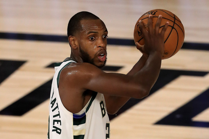 Khris Middleton mencetak 28 poin untuk Milwaukee, yang juga kehilangan gim ke-satu di putaran pertama melawan Orlando. Brook Lopez mencetak 24 poin, sedangkan sang mega bintang Bucks.