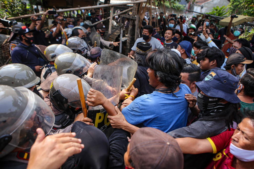 Petugas kepolisian dan warga saling dorong saat eksekusi lahan untuk pembangunan tol JORR 2 di Benda, Kota Tangerang, Banten.