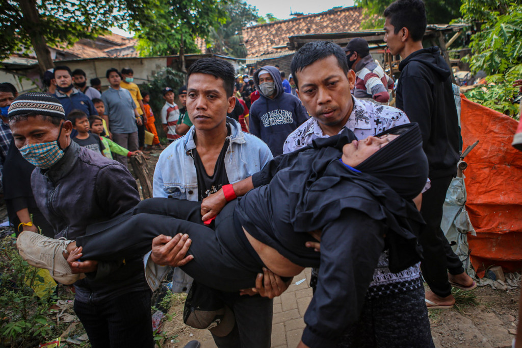 Seorang warga pingsan saat eksekusi lahan untuk pembangunan tol JORR 2 di Benda, Kota Tangerang, Banten.