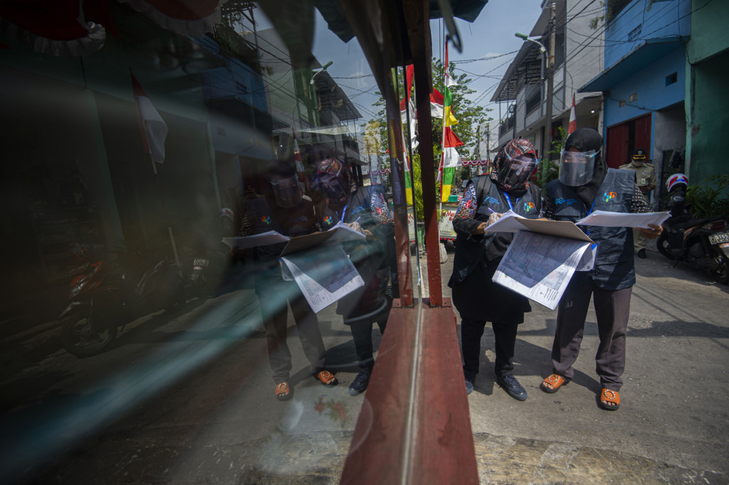 Petugas Badan Pusat Statistik (BPS) melakukan sensus penduduk secara langsung ke permukiman warga di Kebon Bawang, Tanjung Priok, Jakarta.
