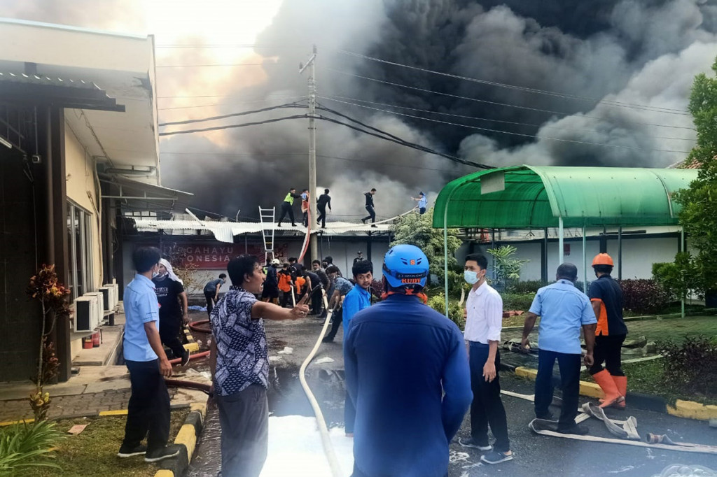 Kebakaran menghanguskan gudang eletronik PT Hartono Istana Teknologi di Kabupaten Demak, Jawa Tengah, Selasa, 1 September 2020. Kebakaran di gudang perusahaan yang memproduksi produk elektronik merek Polytron tersebut terjadi sejak pukul 13.30 WIB.