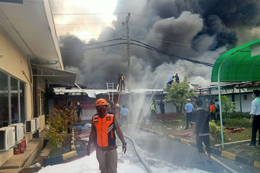 Puluhan petugas dibantu sejumlah aramada pemadam kebakaran diterjunkan ke lokasi untuk menjinakkan api.