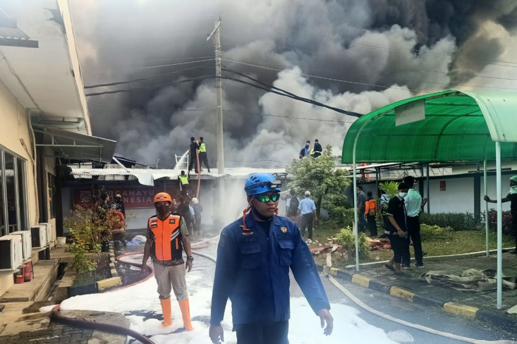 Menurut Agus, gudang Polytron itu memang berisi material yang mudah terbakar, sehingga api dengan mudah membesar dan membakar gudang.